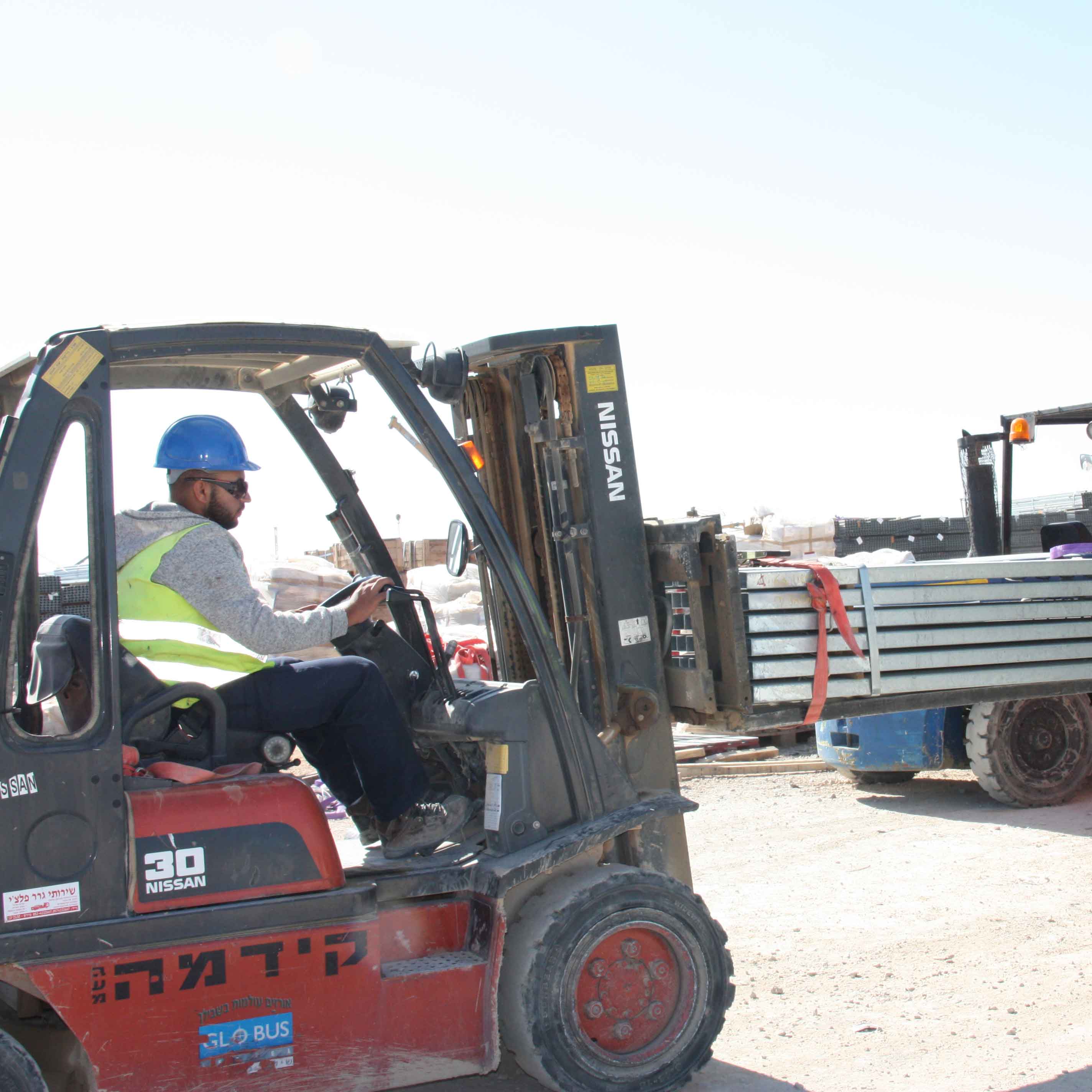 גלובוס, אחסנה ולוגיסטיקה, שירותים באתרי לקוחות, מלגזה