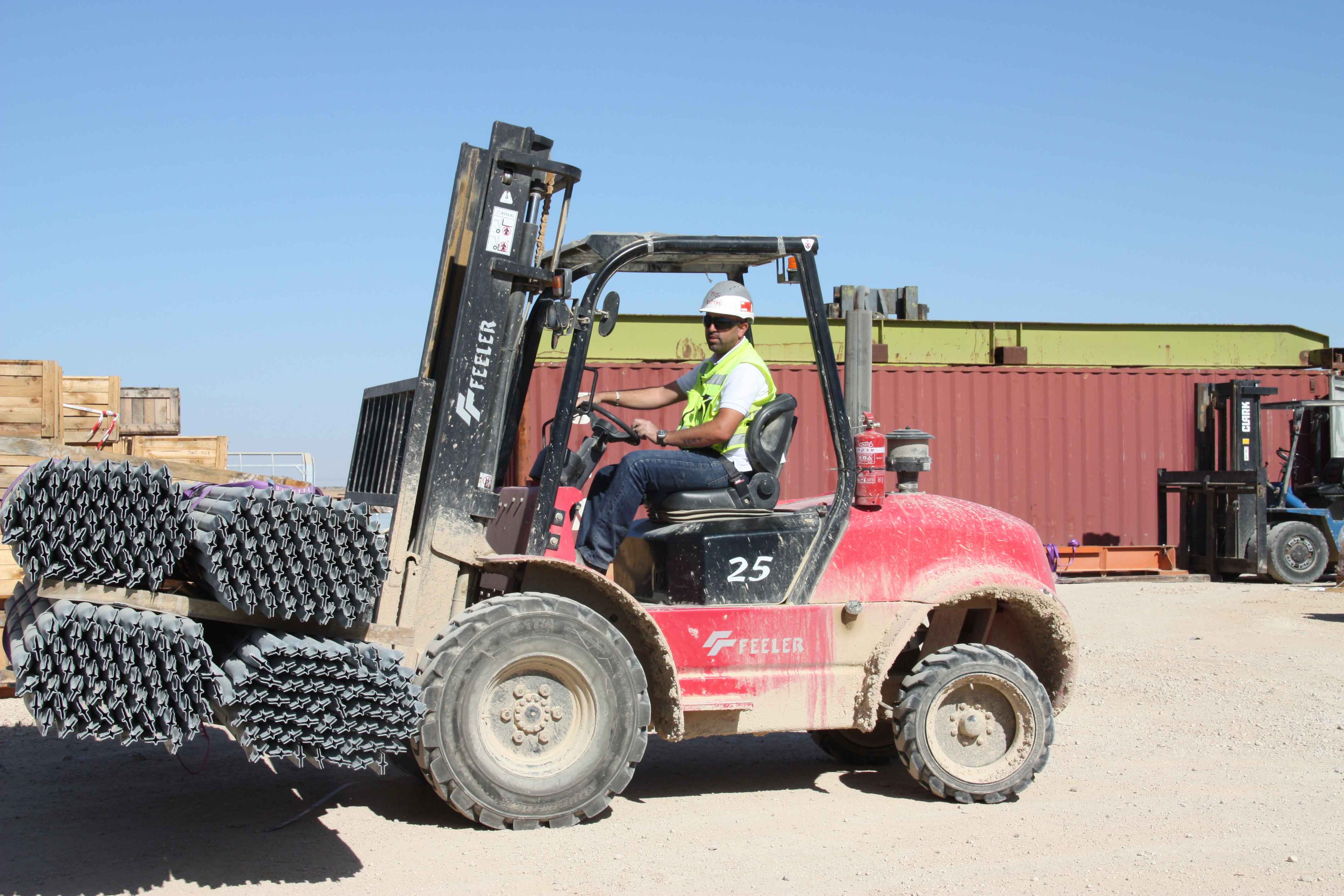 גלובוס, אחסנה ולוגיסטיקה, שינוע ושילוח בינלאומי, מלגזה