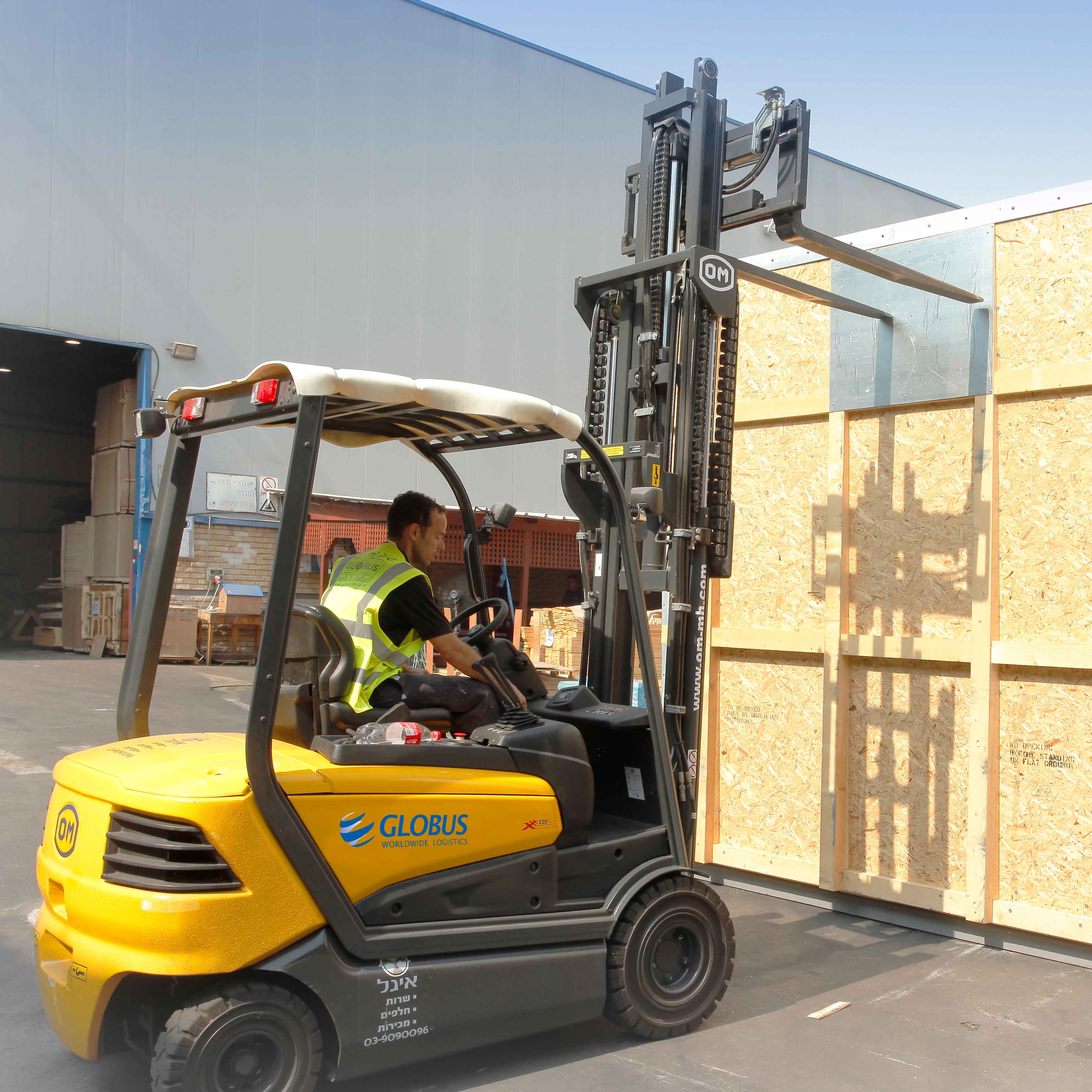 גלובוס, אחסנה ולוגיסטיקה, שינוע ושילוח בינלאומי, מלגזה