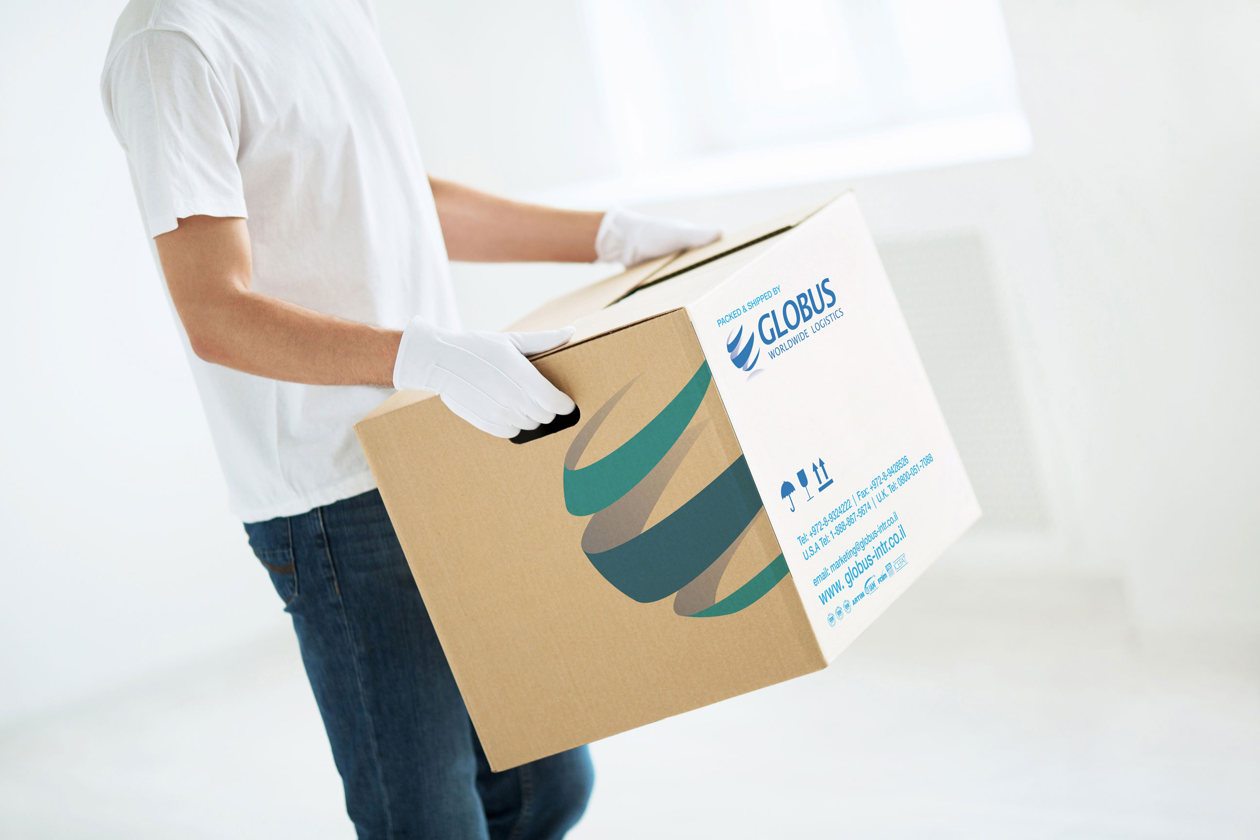 גלובוס, אחסנה ולוגיסטיקה, יצירות אומנות ותערוכות, בן אדם מחזיק קופסת קרטון