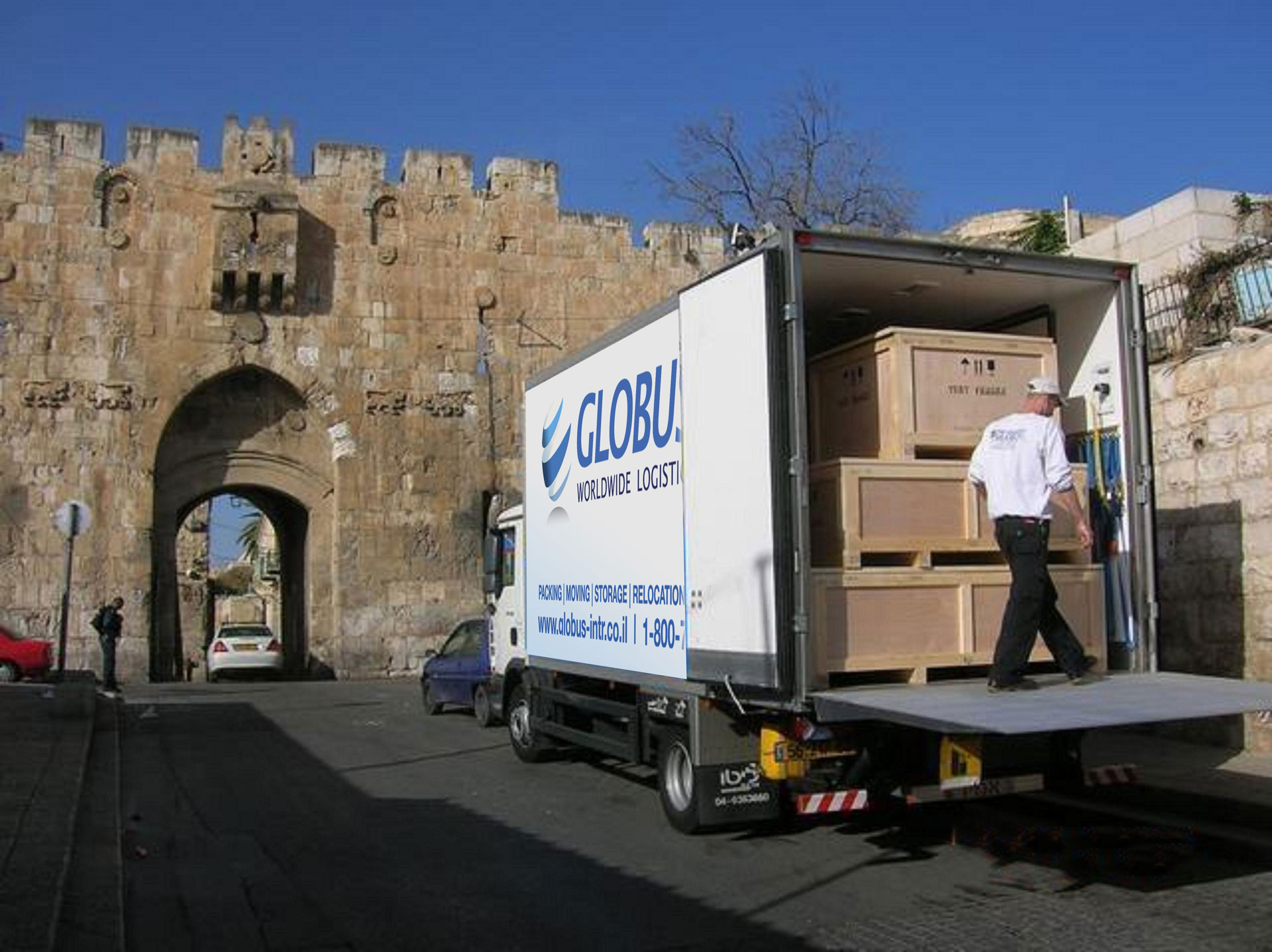 גלובוס, אחסנה ולוגיסטיקה, יצירות אומנות ותערוכות, משאית מעבירה אומנות